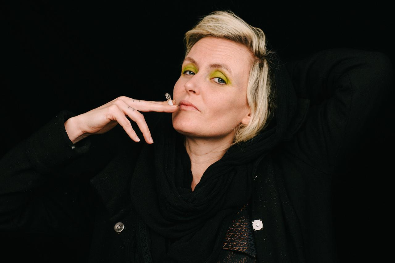 Porträt der Autorin Lydia Haider mit gelb geschminkten Augenlidern und Zigarette am Mund.