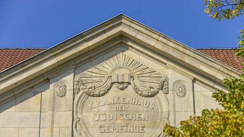 Der Dachgibel vom Jüdischen Krankenhaus in Berlin Wedding.