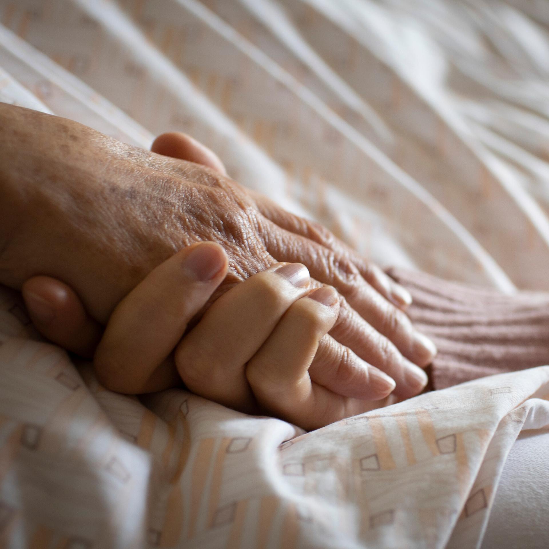 Neuer Pflegereport - Wie Angehörige ihren Alltag meistern müssen