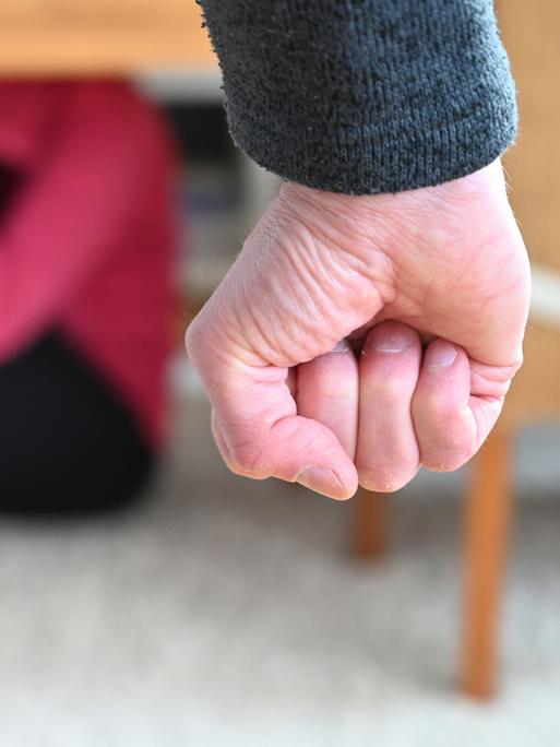 Eine Frau versucht, sich vor der Gewalt eines Mannes zu schützen (gestellte Szene).