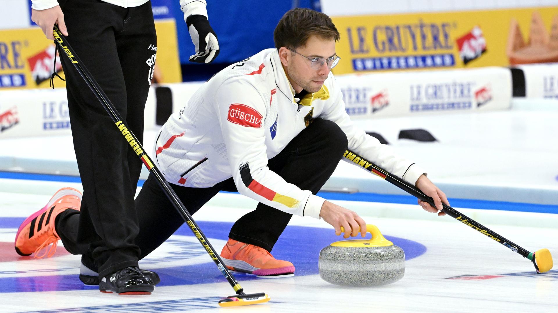 Marc Muskatewitz aus Deutschland rollt den Stein während des Goldmedaillen-Spiels der Herren bei der Curling-Europameisterschaft 2024 zwischen Schottland und Deutschland in Lohja, Finnland, am 23. November 2024.