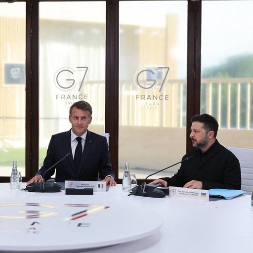  US-Präsident Trump, der französische Präsident Macron und der ukrainische Präsident Selenskyj sitzen an einem runden Tisch.