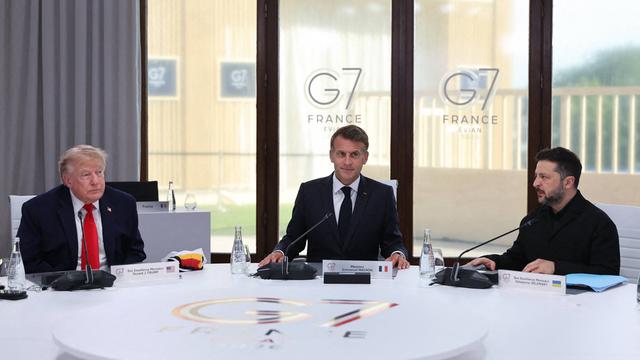 US-Präsident Trump, der französische Präsident Macron und der ukrainische Präsident Selenskyj sitzen an einem runden Tisch.