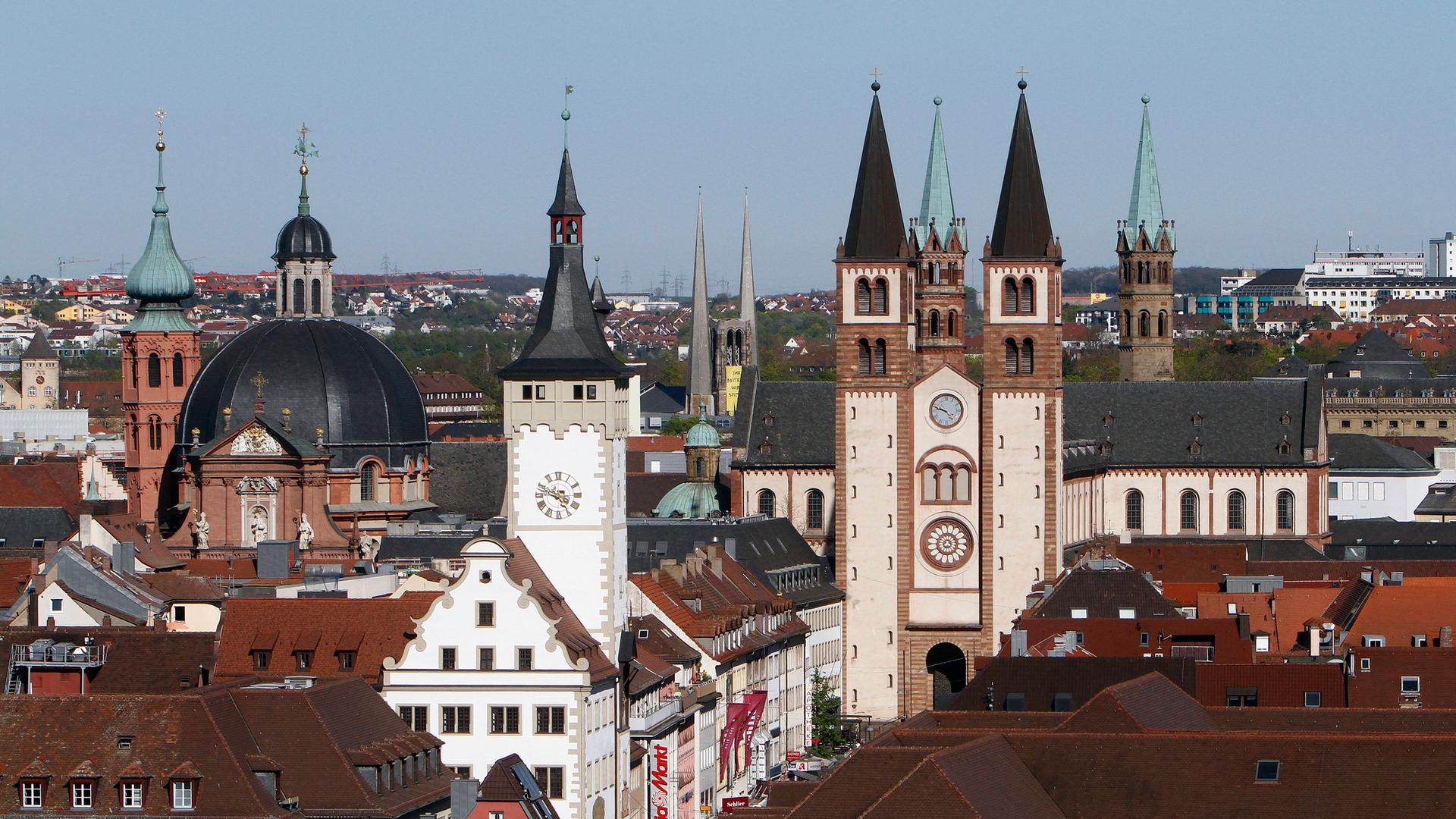St.-Kilian-Dom mit Turm des Rathauses in Würzburg.