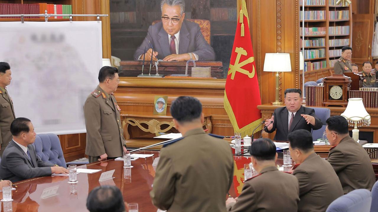 Pjöngjang: Auf diesem Bild der Koreanischen Zentralen Nachrichtenagentur leitet Kim Jong Un (r), Machthaber von Nordkorea, eine Sitzung der Zentralen Militärkommission der Arbeiterpartei im Hauptquartier der Partei in Pjöngjang.