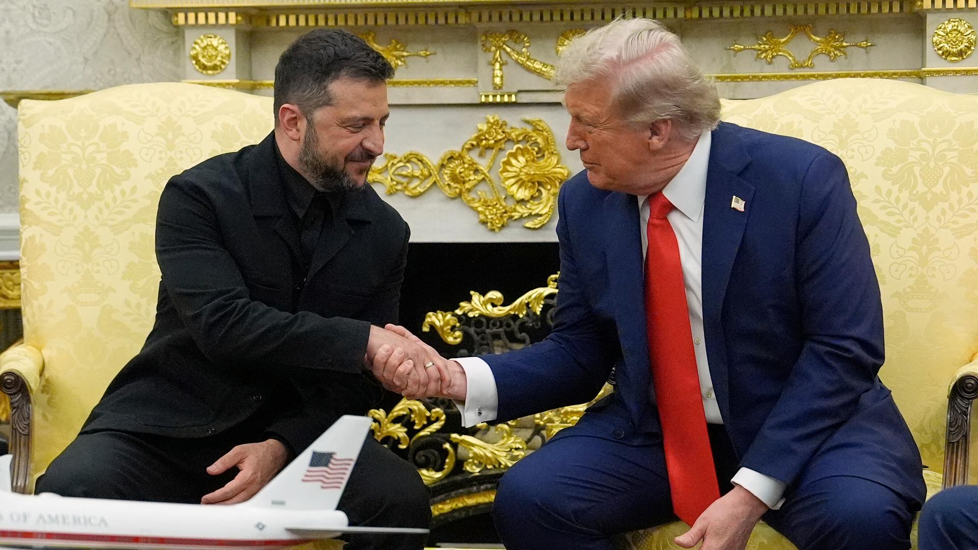 US-Präsident Donald Trump und Ukraines Präsident Selenskyj schütteln sich im Oval Office die Hände