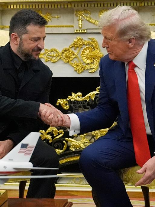 US-Präsident Donald Trump und Ukraines Präsident Selenskyj schütteln sich im Oval Office die Hände