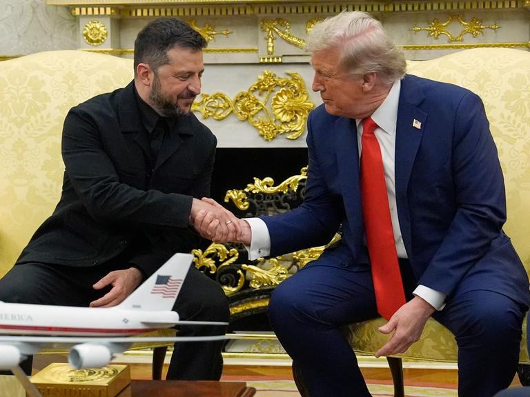 US-Präsident Donald Trump und Ukraines Präsident Selenskyj schütteln sich im Oval Office die Hände