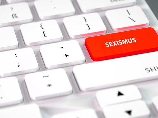 Weisse Computertastatur, belegte Sondertaste, Aufschrift, Sexismus