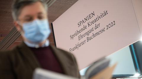 Ein Mann steht vor dem spanischen Pavillon der Buchmesse 2021. Das Motto des Gastlandes 2022 ist an der Wand zu lesen: "Sprühende Kreativität".