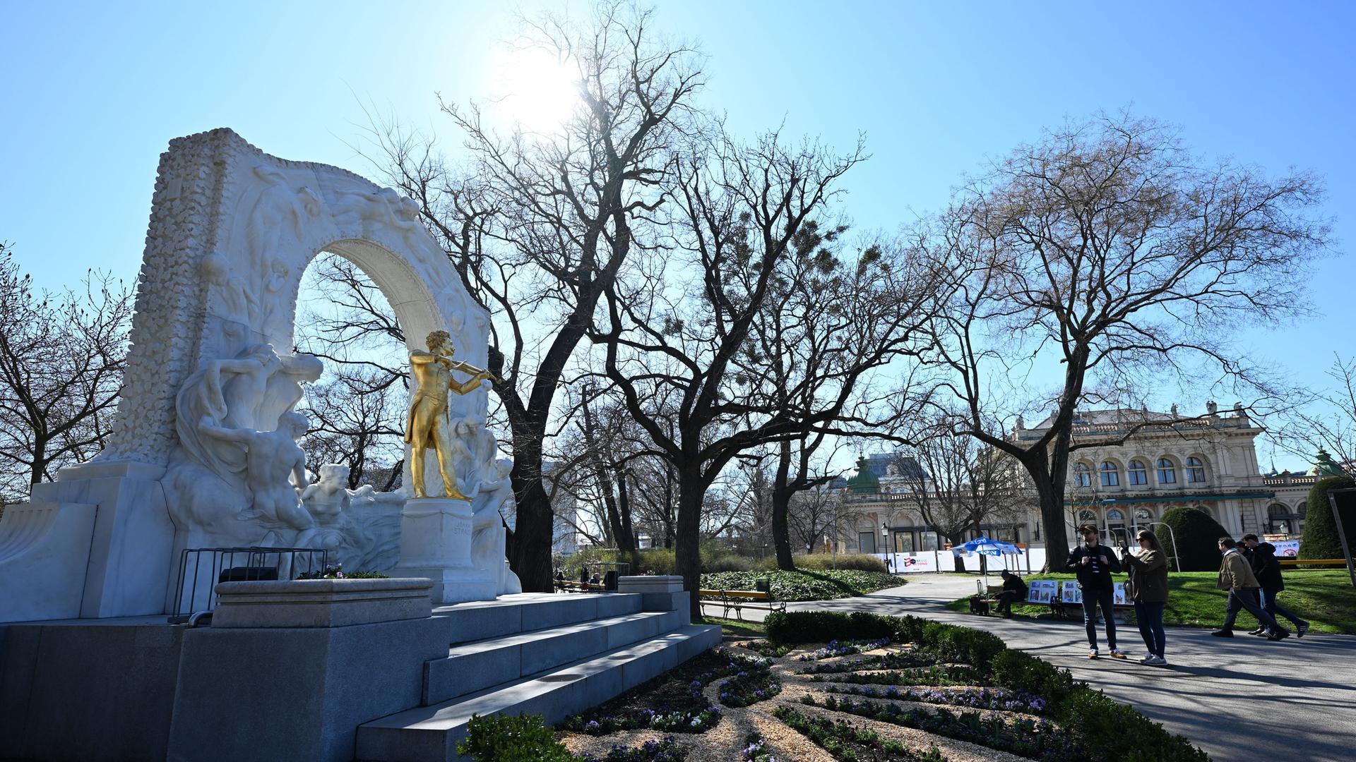 Das Johann-Strauss-Denkmal glänzt bei Sonnenschein im Stadtpark in Wien 