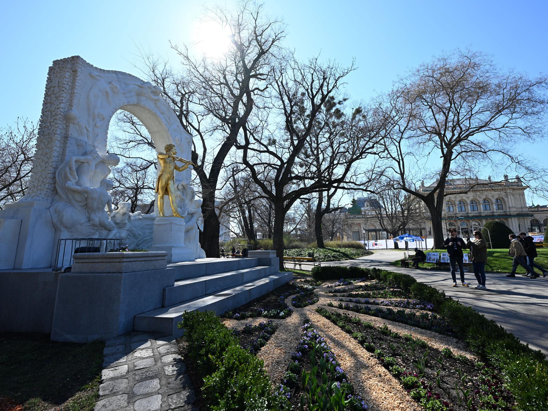 Das Johann-Strauss-Denkmal glänzt bei Sonnenschein im Stadtpark in Wien 