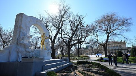 Das Johann-Strauss-Denkmal glänzt bei Sonnenschein im Stadtpark in Wien 