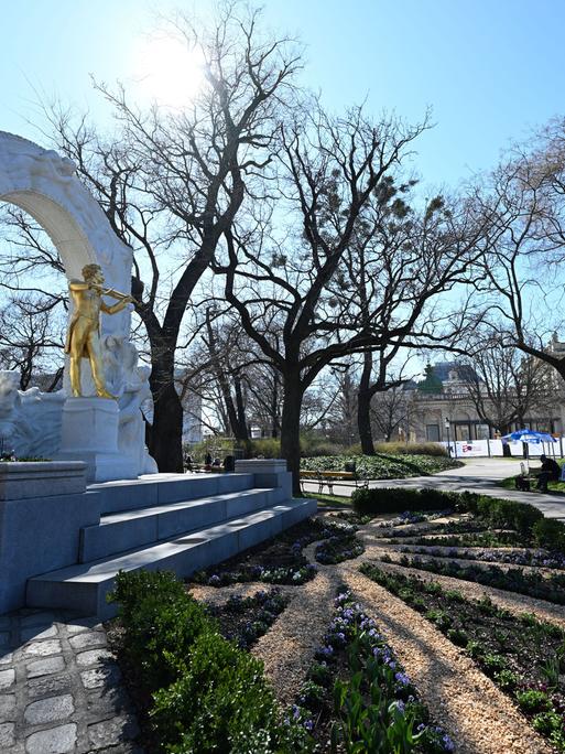 Das Johann-Strauss-Denkmal glänzt bei Sonnenschein im Stadtpark in Wien 