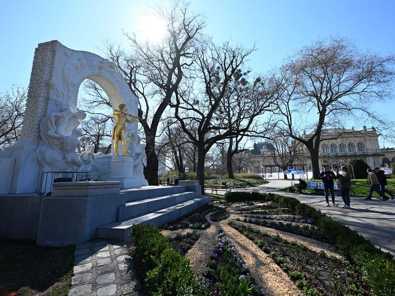 Das Johann-Strauss-Denkmal glänzt bei Sonnenschein im Stadtpark in Wien 