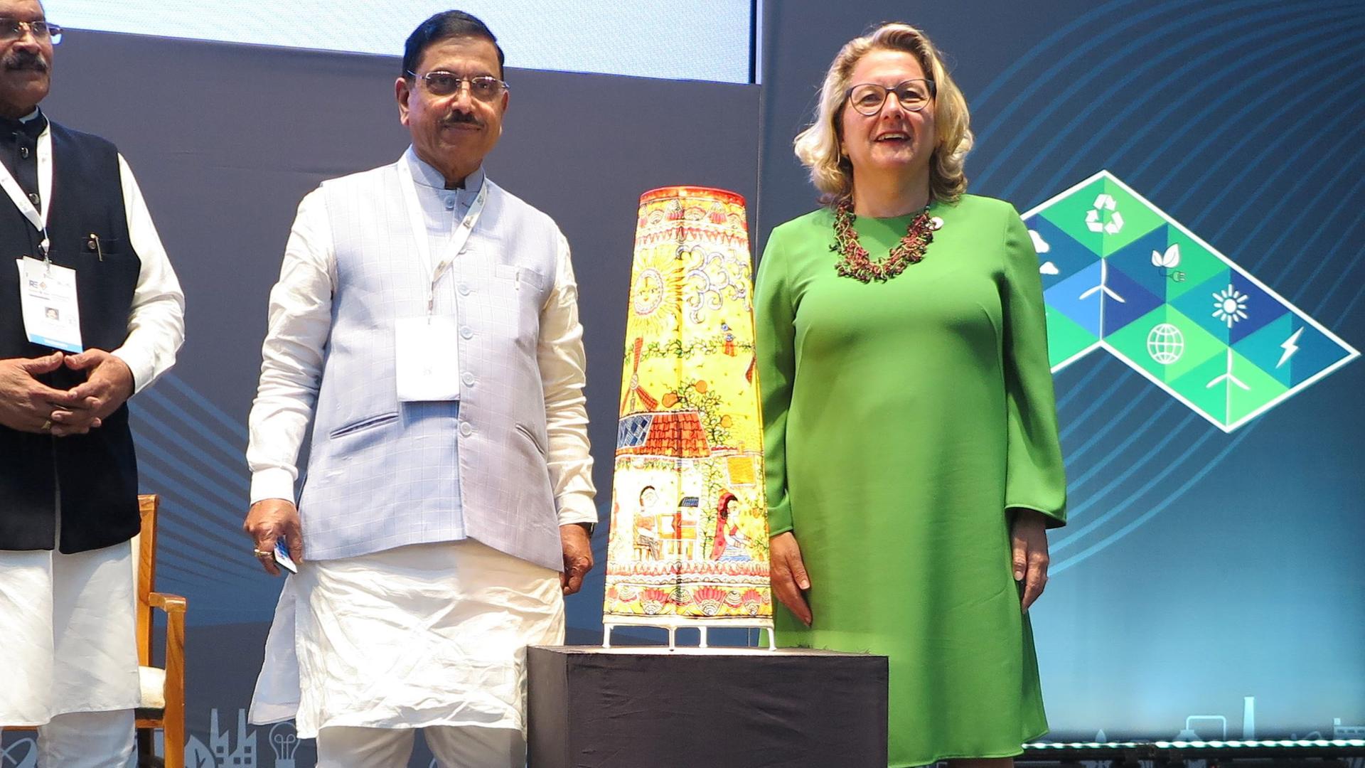 Bundesentwicklungsministerin Svenja Schulze (r.) und der indische Minister für neue und erneuerbare Energie, Pralhad Joshi (links neben Schulze)