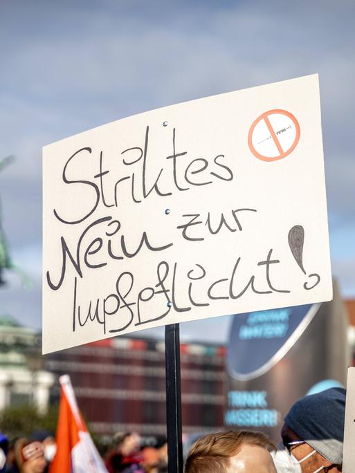 Demonstration gegen Coronamaßnahmen in Wien. Auf einem Plakat steht "Striktes Nein zur Impfpflicht".