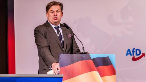Maximilian Krah, Spitzenkandidat der AfD für die Europawahl 2024, spricht zu den Delegierten auf dem Parteitag der AfD-Hessen.
