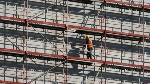 Betonbauerrichtung in Kiel mit Baugerüst und Arbeiter