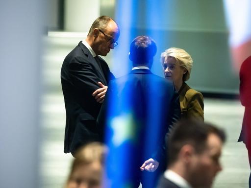 Friedrich Merz, Emmanuel Macron und Ursula von der Leyen unterhalten sich im Kanzleramt in Berlin.