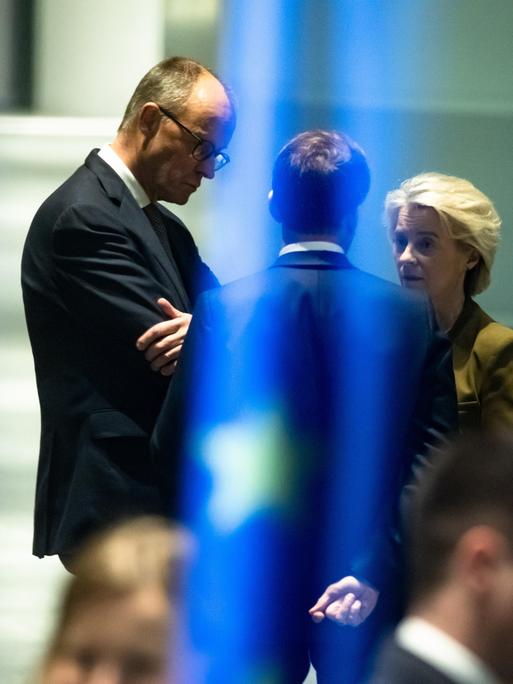 Friedrich Merz, Emmanuel Macron und Ursula von der Leyen unterhalten sich im Kanzleramt in Berlin.