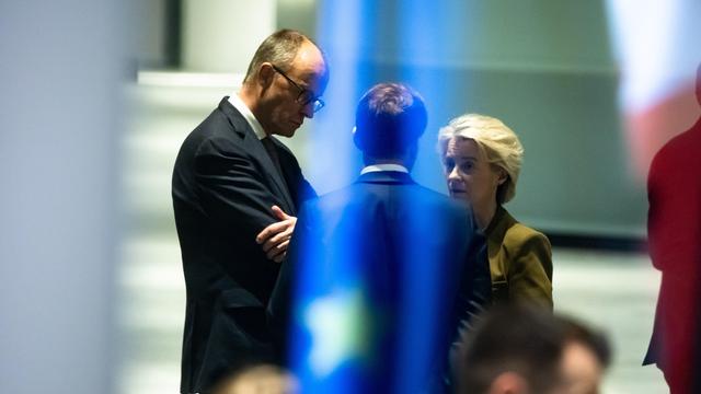 Friedrich Merz, Emmanuel Macron und Ursula von der Leyen unterhalten sich. Sie schauen ernst.