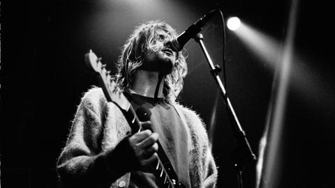 Kurt Cobain mit seiner Gitarre auf der Bühne