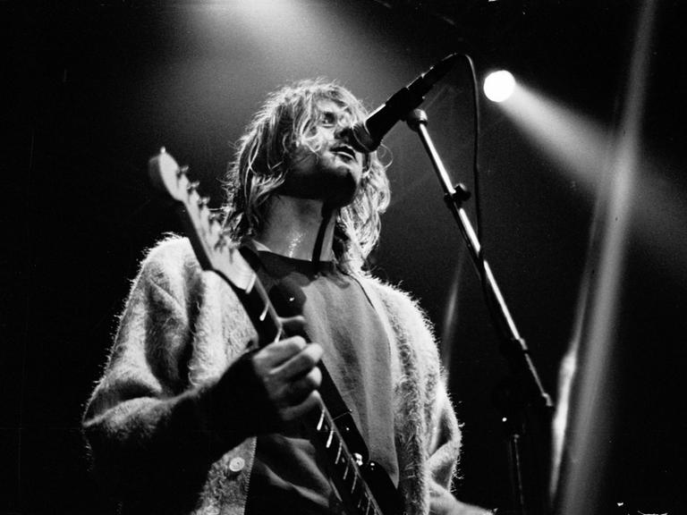 Kurt Cobain mit seiner Gitarre auf der Bühne