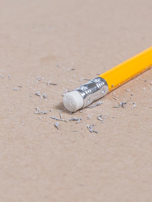 Ein Bleistift mit Radiergummi auf einem Blatt Papier.
