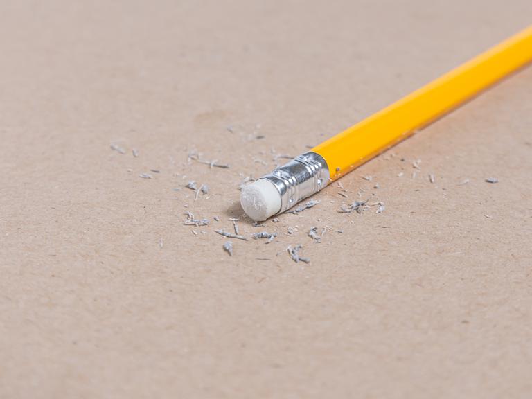 Ein Bleistift mit Radiergummi auf einem Blatt Papier.