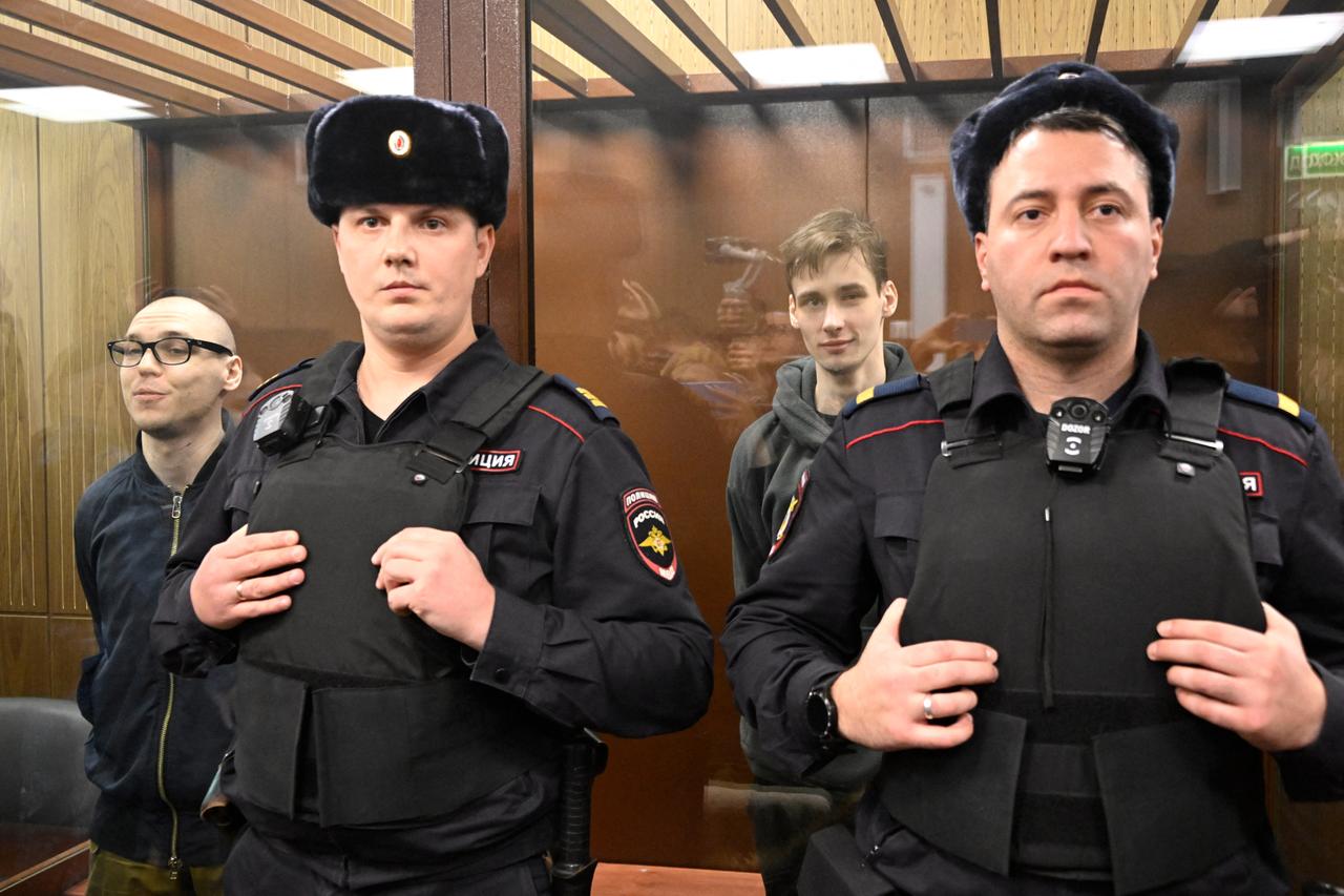 Die russischen Dichter Artjom Kamardin und Igor Schtowba stehen in Moskau vor Gericht - an ihrer Seite russisches Sicherheitspersonal. 