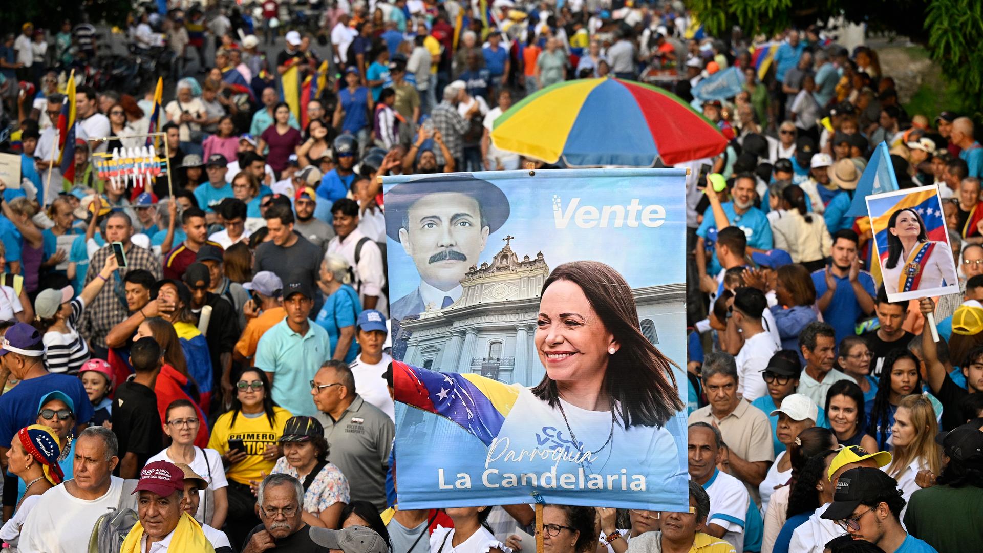 Demonstranten halten bei einer Kundgebung Fotos der venezolanischen Oppositionsführerin und Friedensnobelpreisträgerin Maria Corina Machado hoch. (Foto: Federico PARRA / AFP)