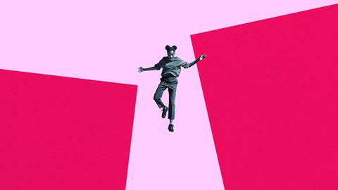 Ganzkörperaufnahme einer jungen Frau, die von großen rosa Säulen vor pinkem Hintergrund stürzt. (Collage)

