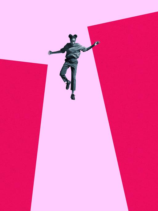 Ganzkörperaufnahme einer jungen Frau, die von großen rosa Säulen vor pinkem Hintergrund stürzt. (Collage)


