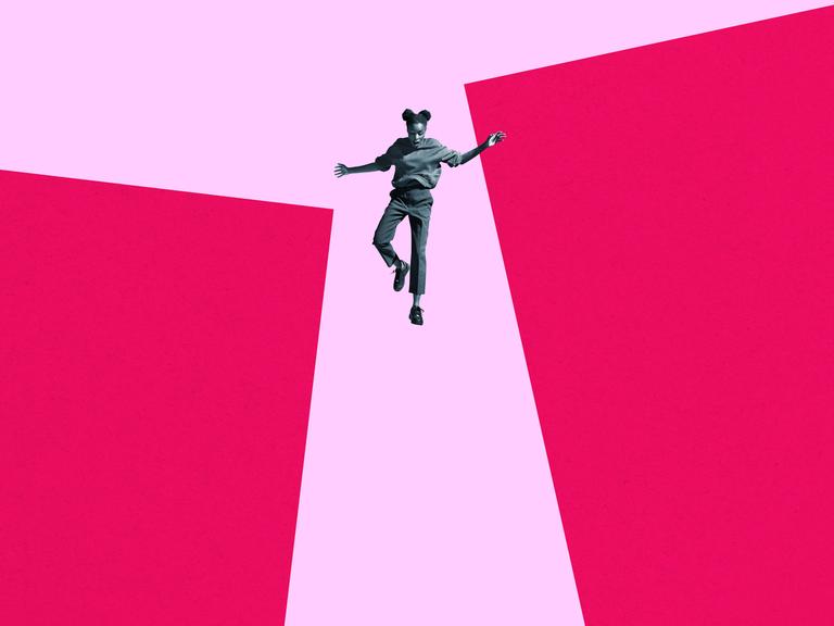 Ganzkörperaufnahme einer jungen Frau, die von großen rosa Säulen vor pinkem Hintergrund stürzt. (Collage)

