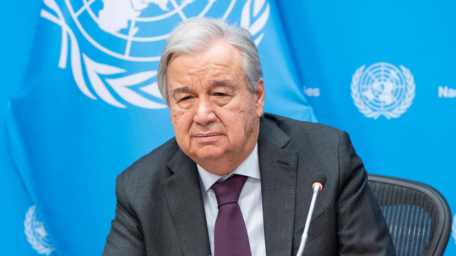 UNO-Generalsekretär Guterres sitzt während einer Pressekonferenz vor einem Mikrofon.