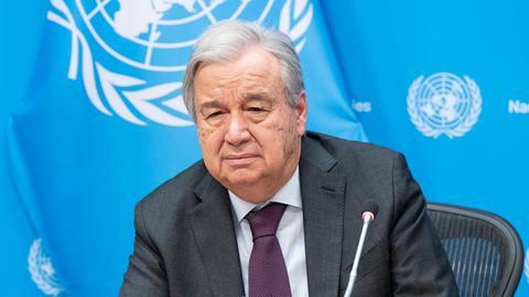 UNO-Generalsekretär Guterres sitzt während einer Pressekonferenz vor einem Mikrofon.