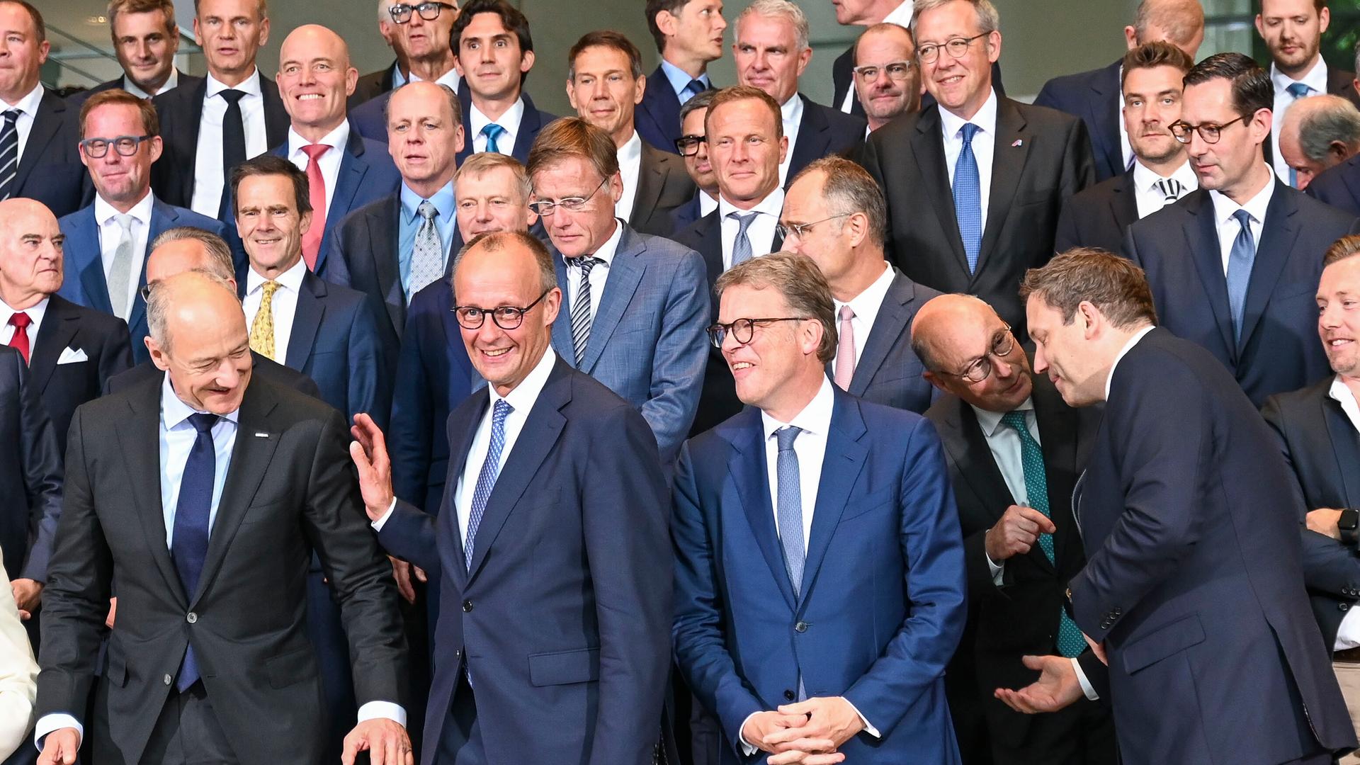 Mehrere Männern posieren beim Investitionsgipfel "Made for Germany" im Kanzleramt für ein Gruppenfoto