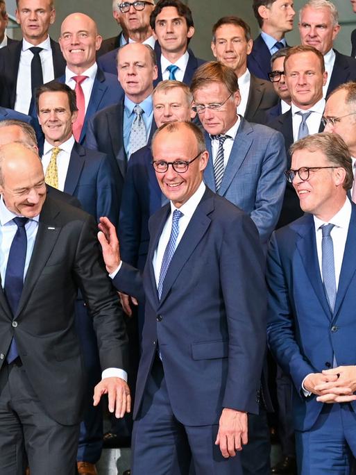Mehrere Männern posieren beim Investitionsgipfel "Made for Germany" im Kanzleramt für ein Gruppenfoto