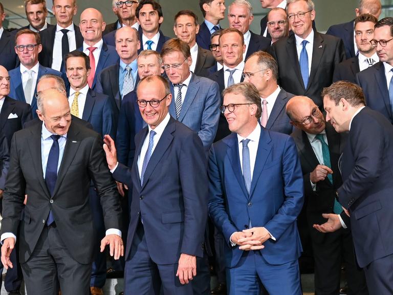 Mehrere Männern posieren beim Investitionsgipfel "Made for Germany" im Kanzleramt für ein Gruppenfoto