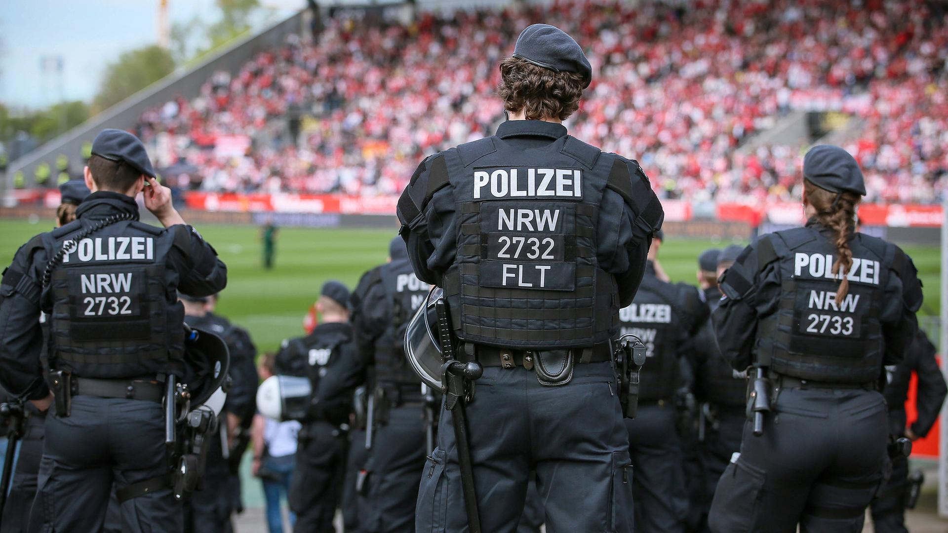 Polizistinnen und Polizisten in einem Fußballstadion.