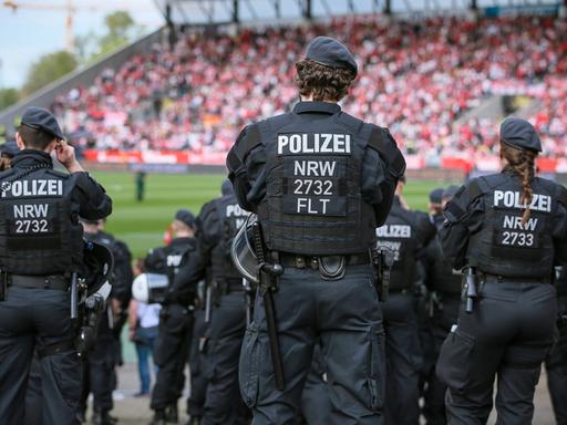 Polizistinnen und Polizisten in einem Fußballstadion.