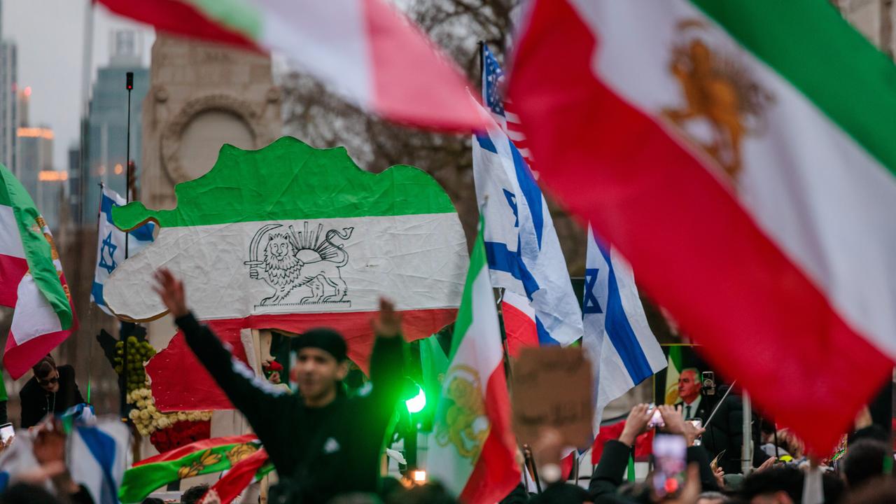 In London feierten am 1. März 2026 Iranerinnen und Iraner den Tod des obersten Führers Chomenei Ajatollah Chomenei.