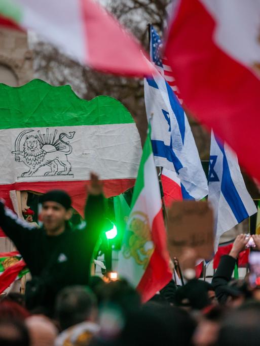In London feierten am 1. März 2026 Iranerinnen und Iraner den Tod des obersten Führers Chomenei Ajatollah Chomenei.