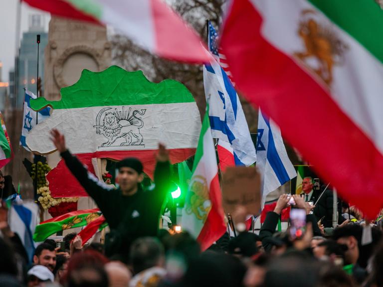 In London feierten am 1. März 2026 Iranerinnen und Iraner den Tod des obersten Führers Chomenei Ajatollah Chomenei.
