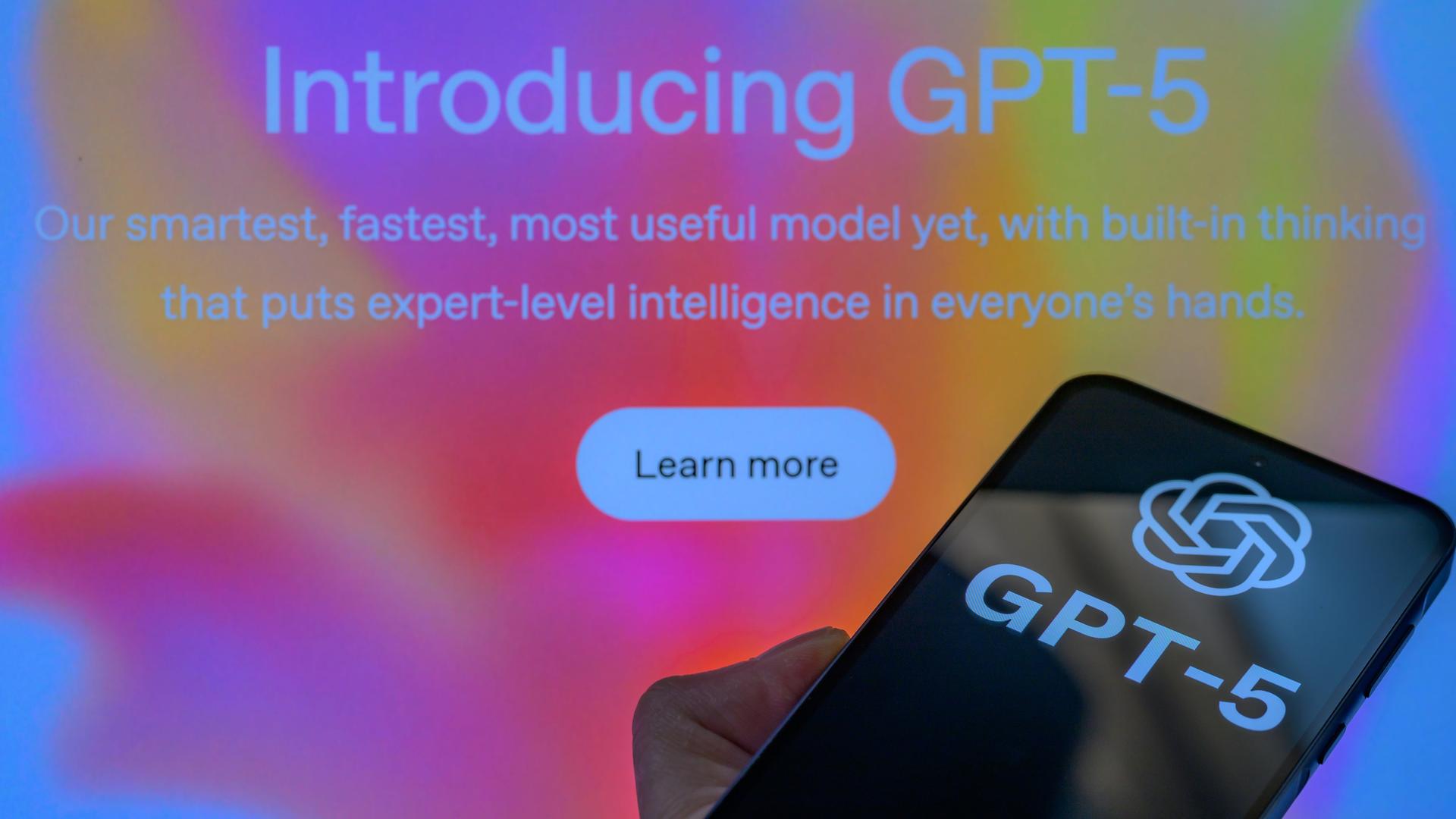 Das ChatGPT-5-Logo wird auf einem Mobiltelefon angezeigt. OpenAI kündigt am 8. August 2025 in Brüssel, Belgien, GPT-5 an – sein neuestes und fortschrittlichstes KI-Modell. (Foto: Jonathan Raa/NurPhoto) Das ChatGPT-5-Logo wird auf einem Mobiltelefon angezeigt. OpenAI kündigt am 8. August 2025 in Brüssel, Belgien, GPT-5 an – sein neuestes und fortschrittlichstes KI-Modell. (Foto: Jonathan Raa/NurPhoto)