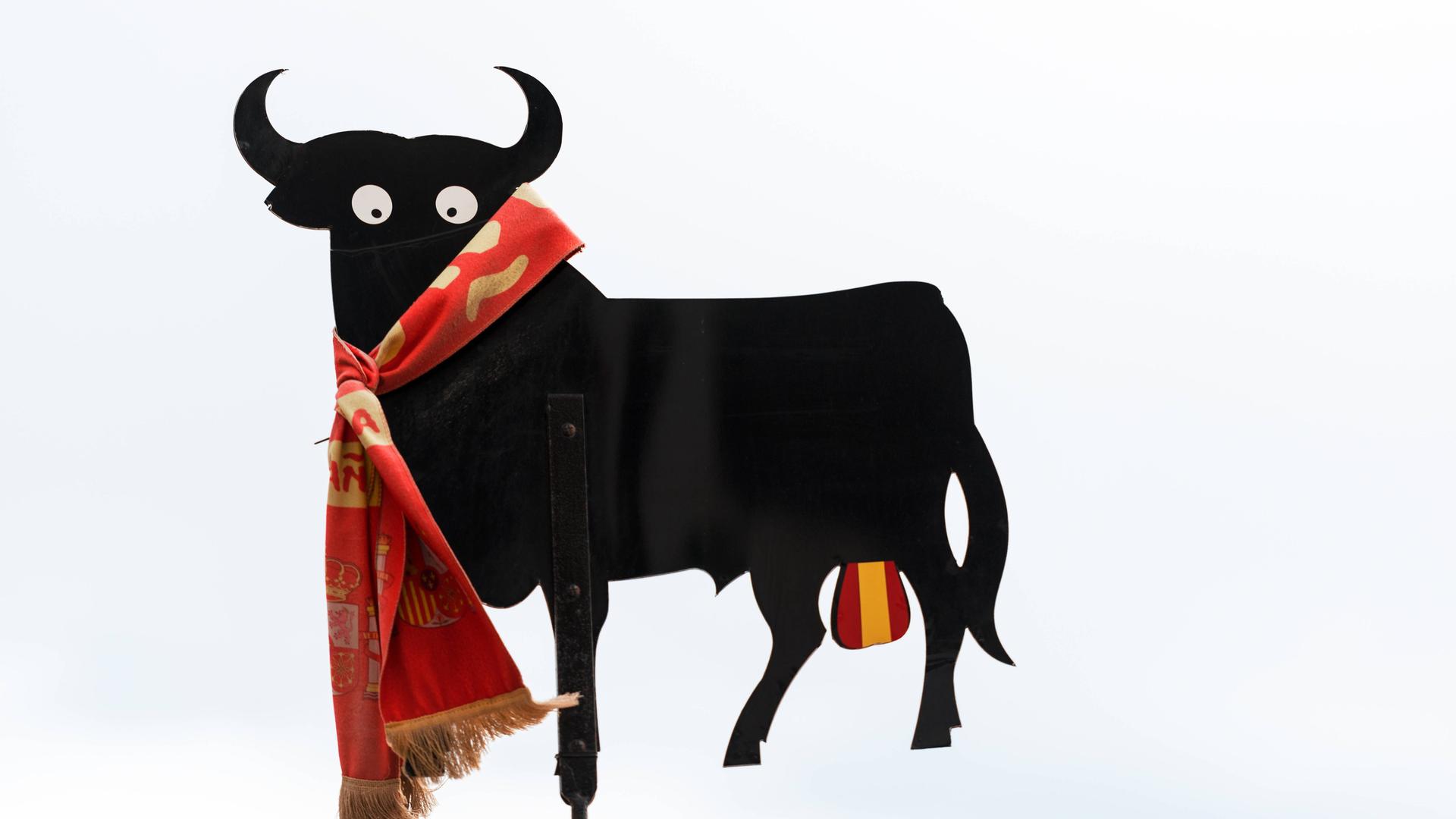 Darstellung eines schwarzen Stiers mit Hodensack in den spanischen Nationalfarben.