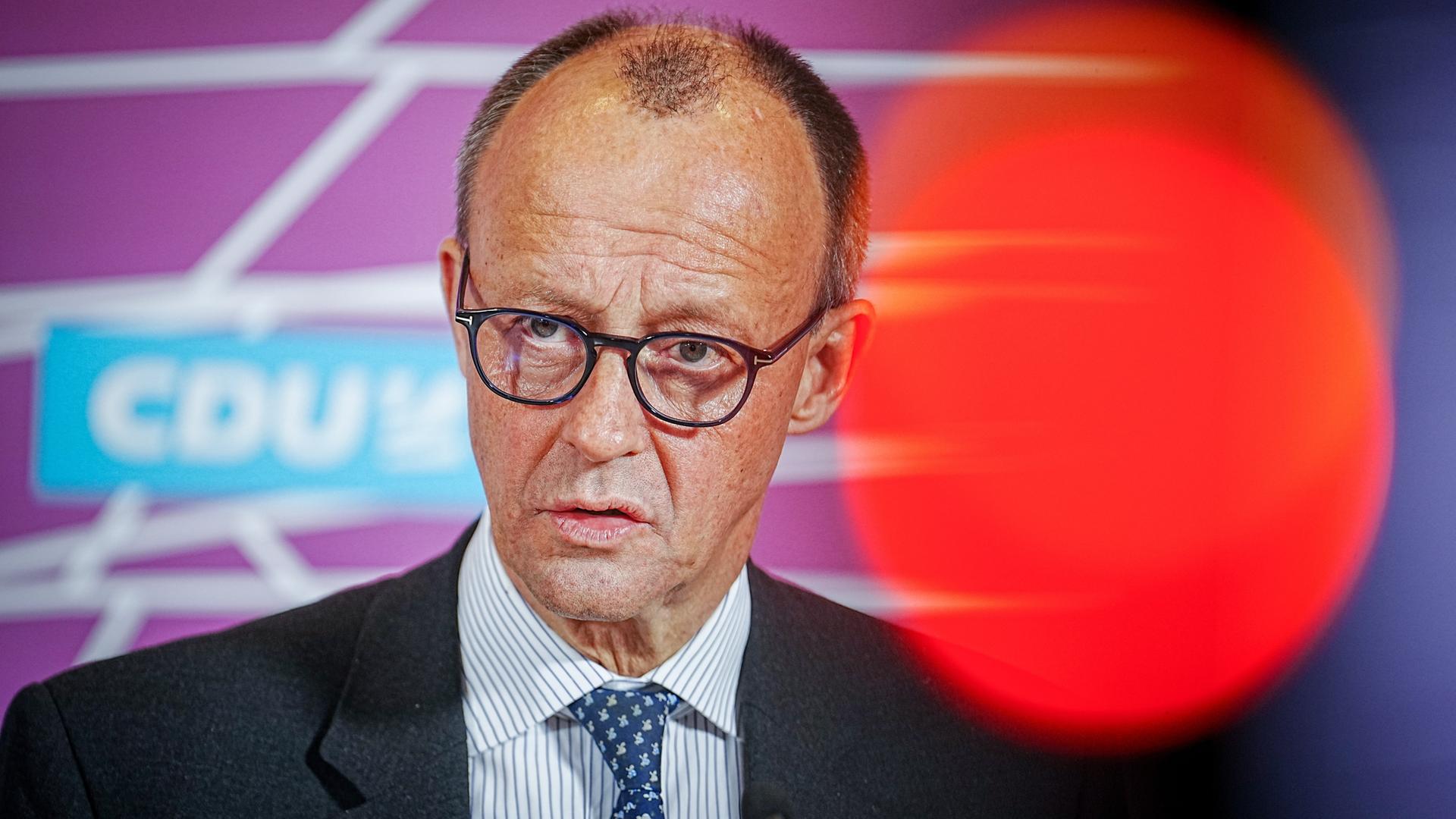 Friedrich Merz (CDU), CDU-Bundesvorsitzender und Unionsfraktionsvorsitzender, gibt ein Pressestatement zu Beginn der Unionsfraktionssitzung im Bundestag. Friedrich Merz (CDU), CDU-Bundesvorsitzender und Unionsfraktionsvorsitzender, gibt ein Pressestatement zu Beginn der Unionsfraktionssitzung im Bundestag.