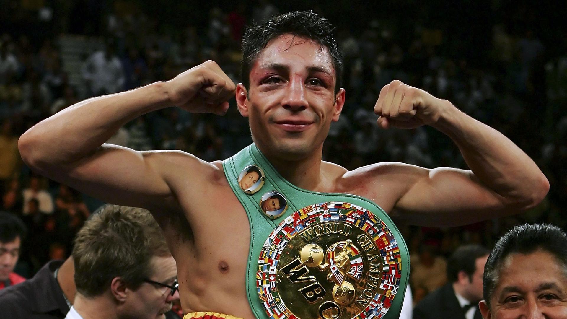 Israel Vazquez feiert seinen Sieg in Las Vegas in 2006.