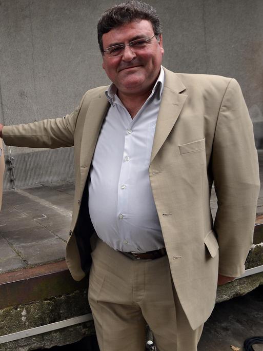 Der Enkel des Portugiesen Armando Rodrigues de Sá posiert am 13.09.2014 in Köln mit einem Bild des Mopeds, welches sein Großvater 1964 geschenkt bekam. 